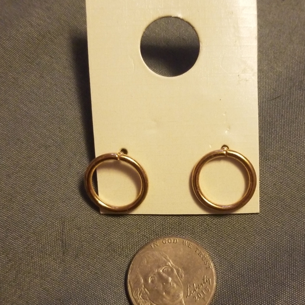 Small golden earring never worn